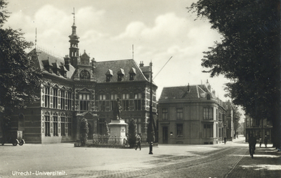 295 Gezicht op het Academiegebouw (Domplein 29) te Utrecht met op de voorgrond het standbeeld Jan van Nassau (Domplein) ...
